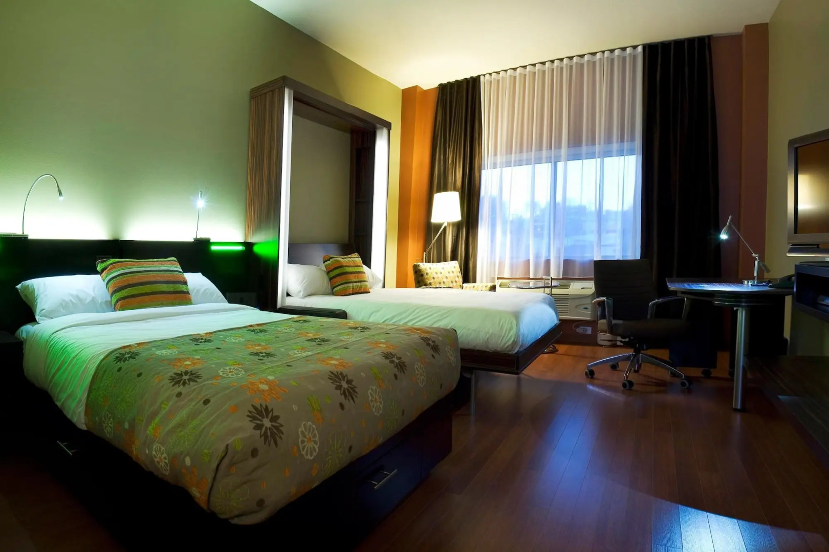 Hôtel Must –  Aéroport de Québec par JARO