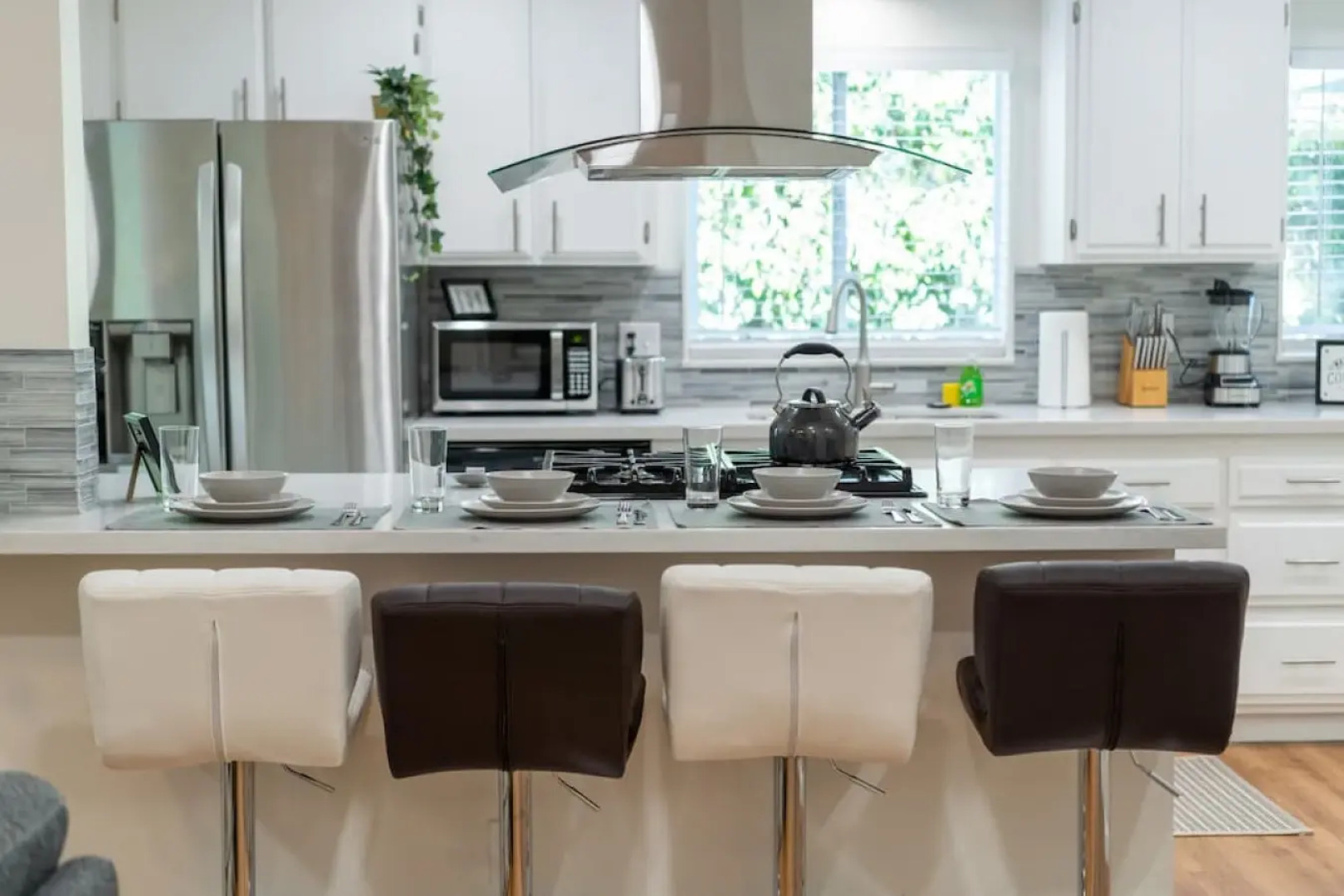 TASTEFUL SPACIOUS 3-BEDROOM HOME WITH HOT TUB ONLY MINUTES FROM DISNEYLAND  (p56)