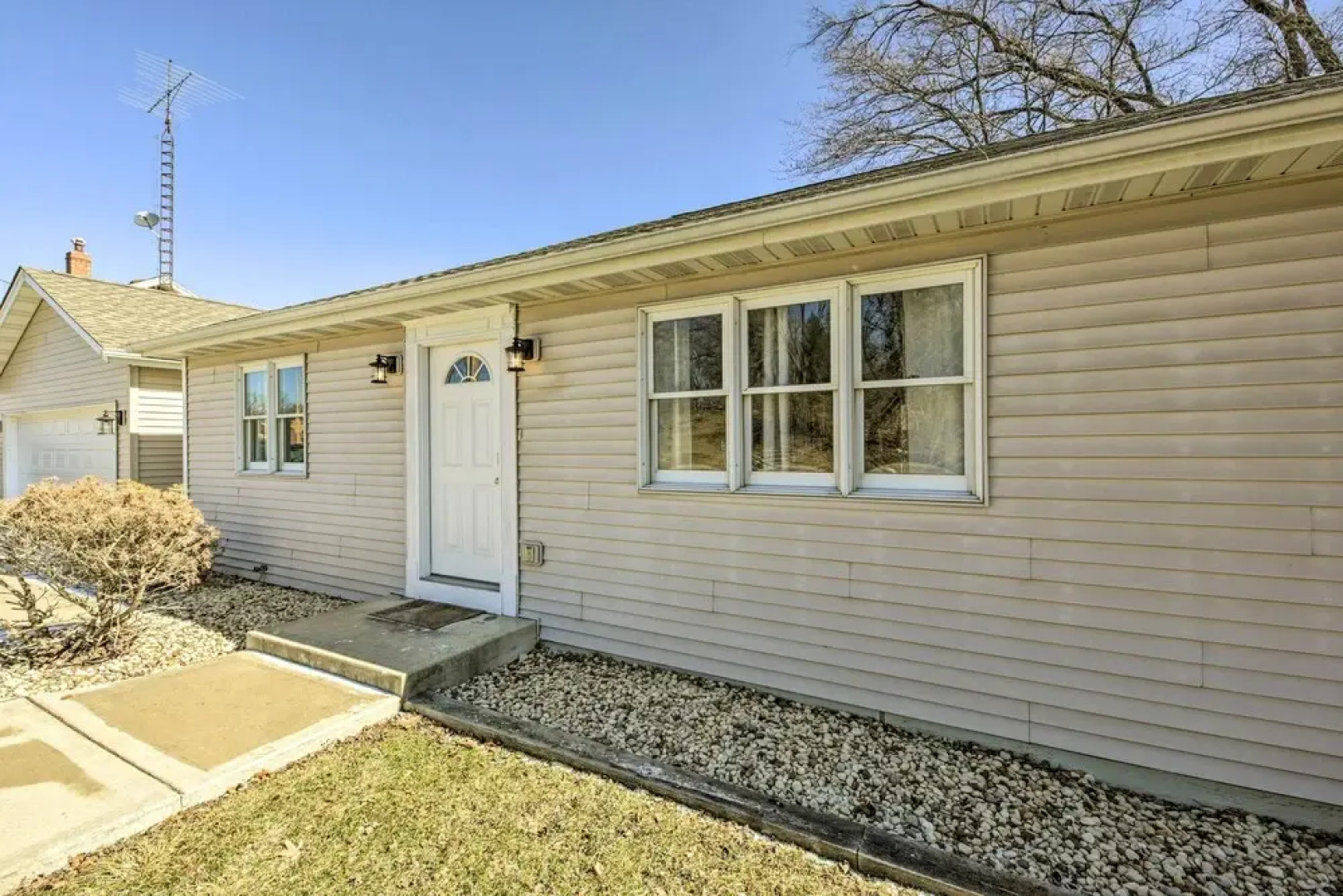 Twin Lakes Escape w/ Deck < 1 Mi to Beach!