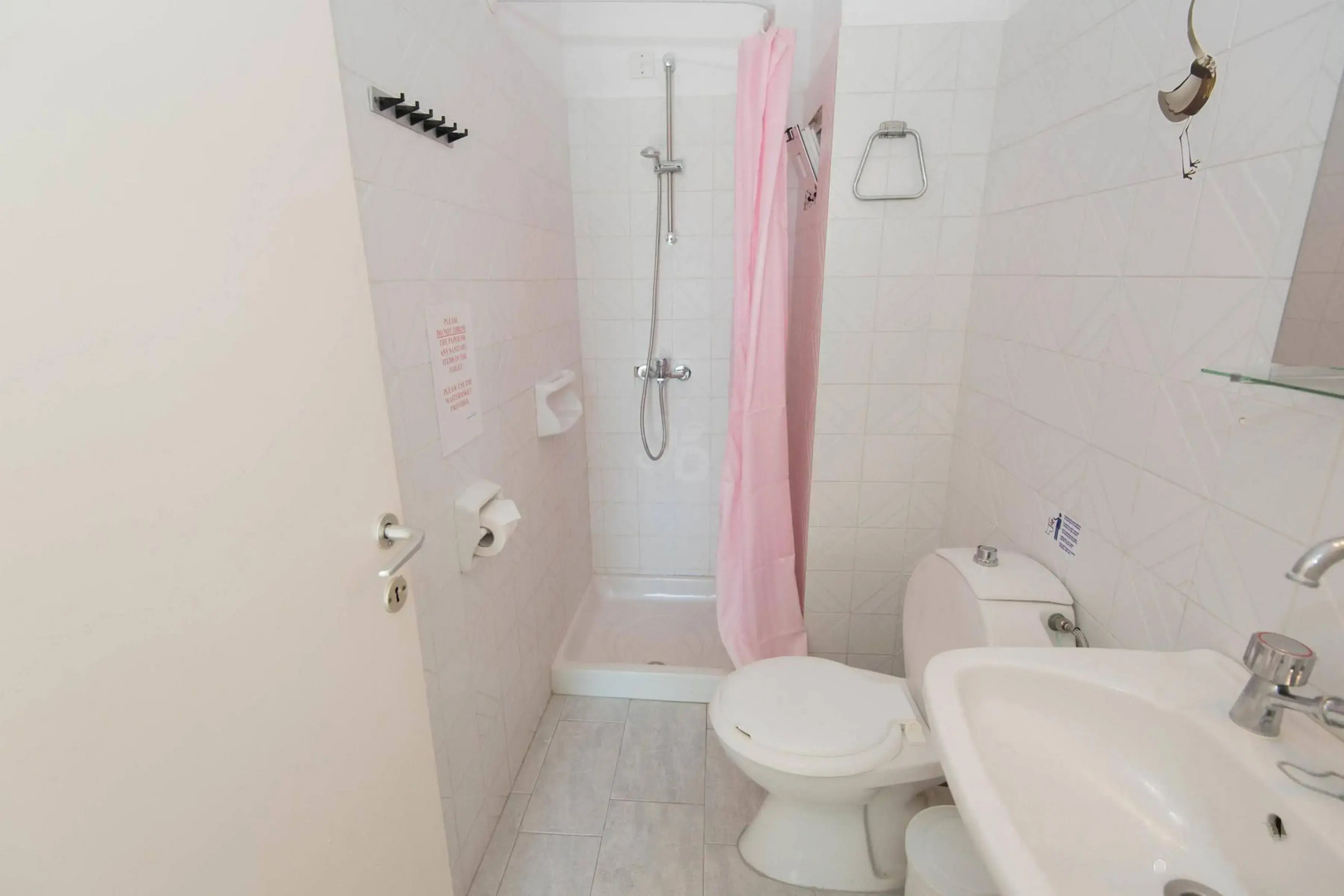 Leonidas Hotel and Studios