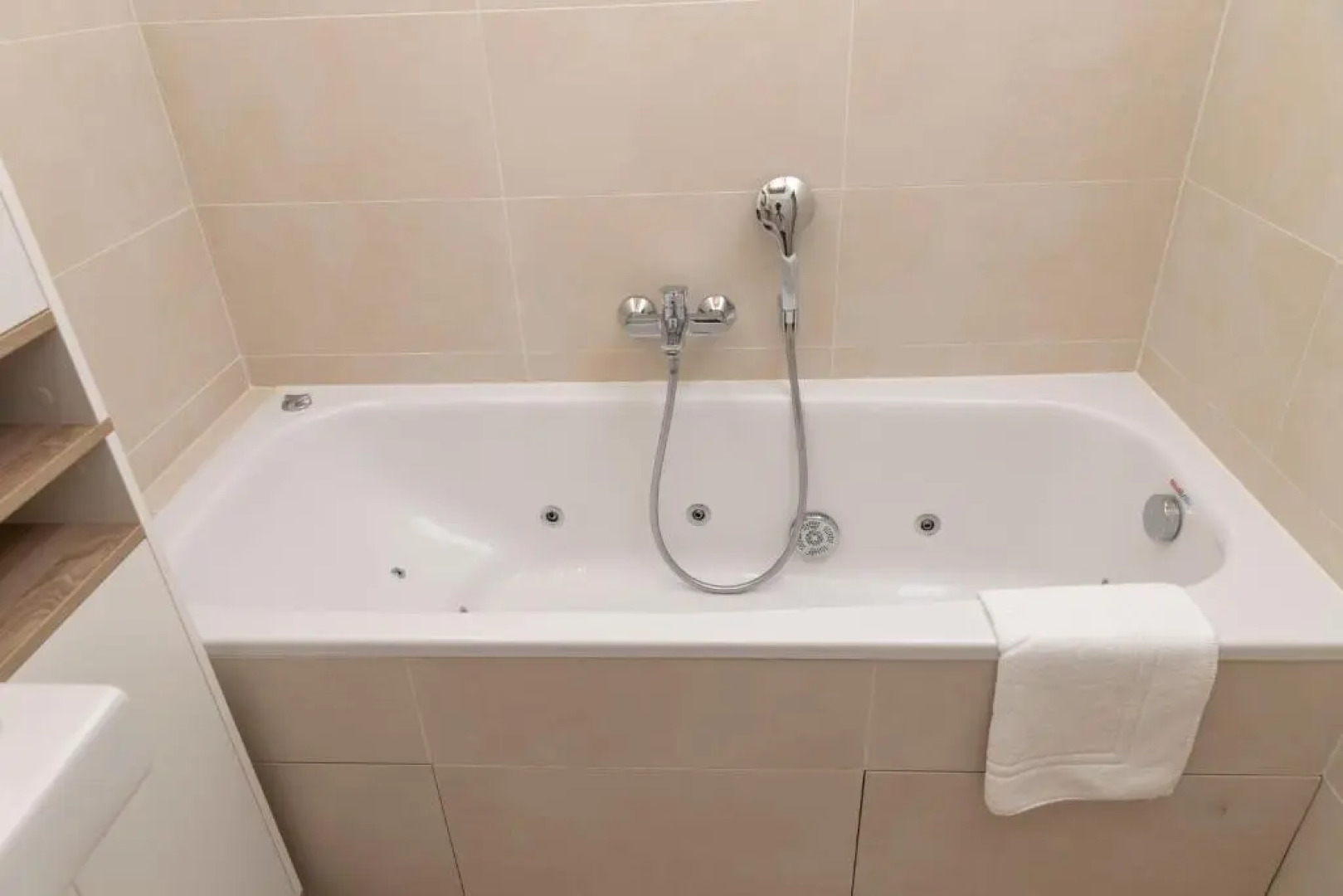 Dream Getaway Apartment with Jacuzzi and Pool