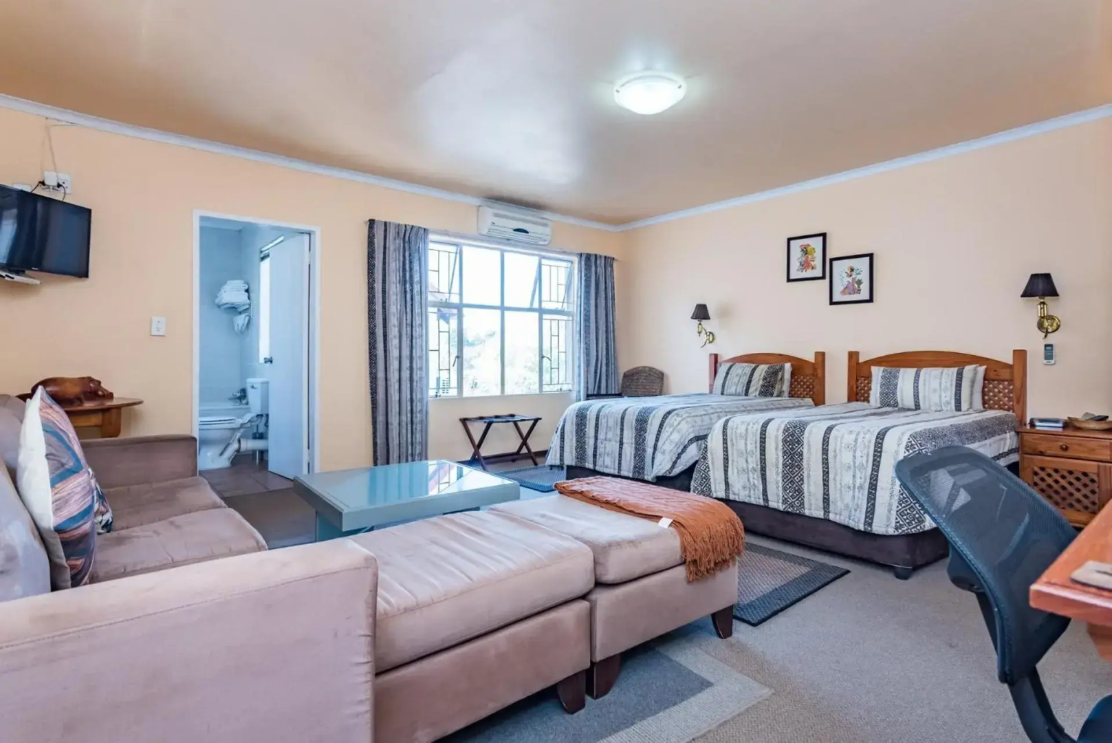 Ipe Tombe Guest Lodge