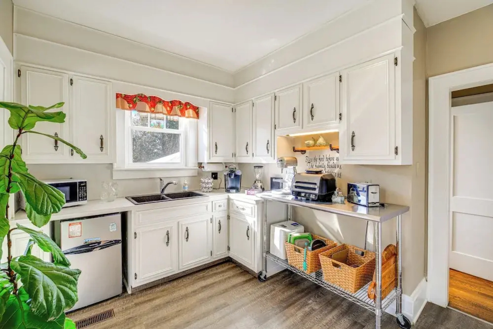 1 Mi to Dtwn: Bristol Cottage w/ Hot Tub & Grill!