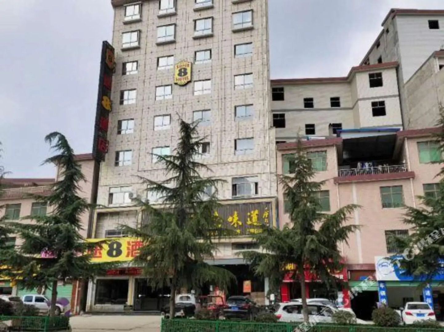 Super 8 Hotel (Luonan New Bus Station)