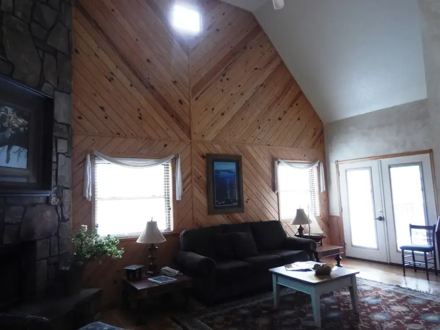 Luxury, loft, log-sided two bedroom Harbor North cottage on Lake Ouachita. by RedAwning