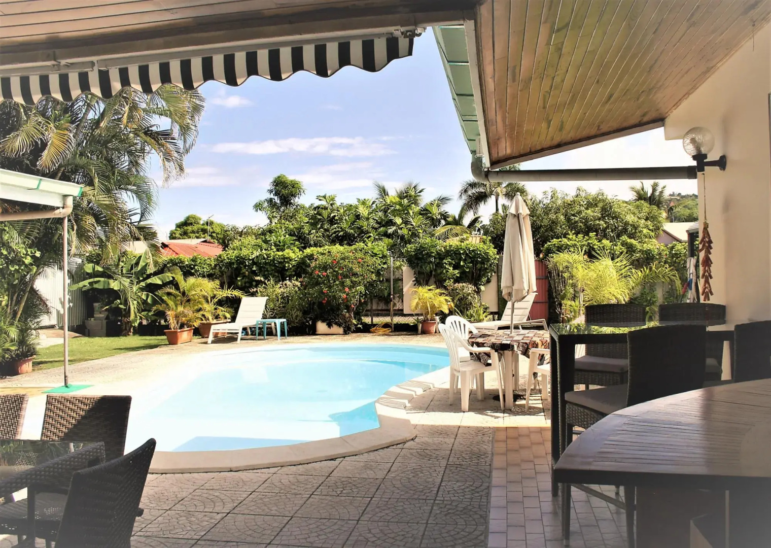 Tahiti - Sanny's Place Room & Pool