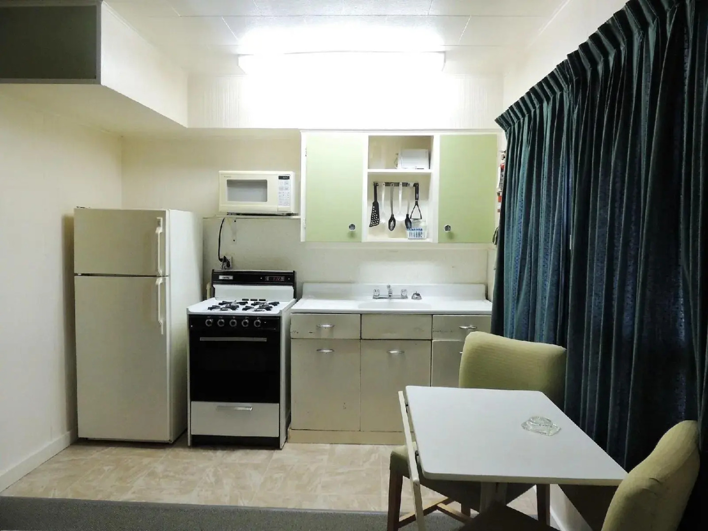 100 Mile Motel & RV Park