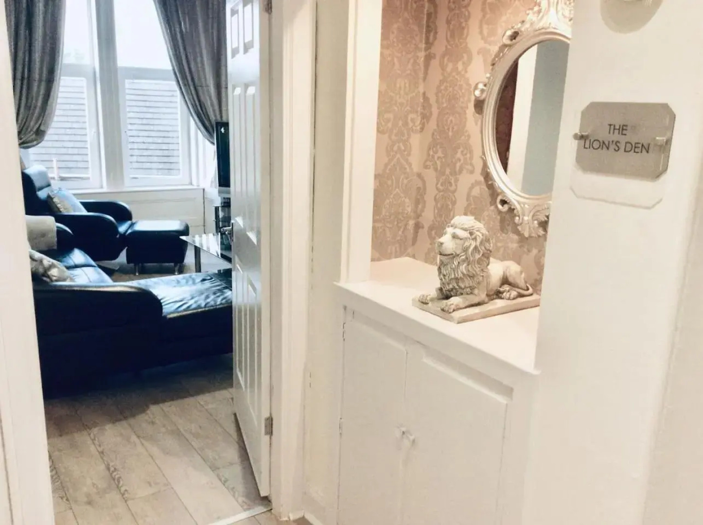 The Lion'S Den On Royal Street