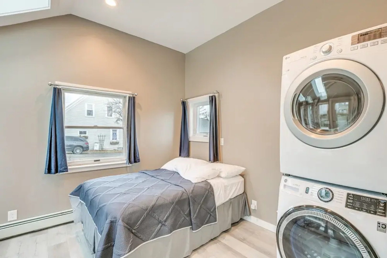 Cozy Maine Getaway: Covered Deck, Walk to Beach!