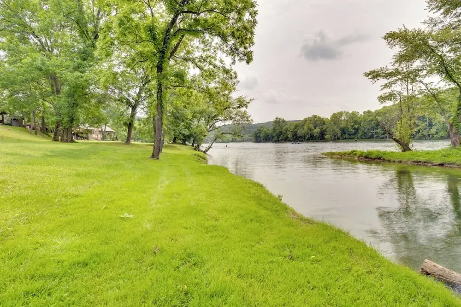 Waterfront Getaway w/ Patio on the White River!