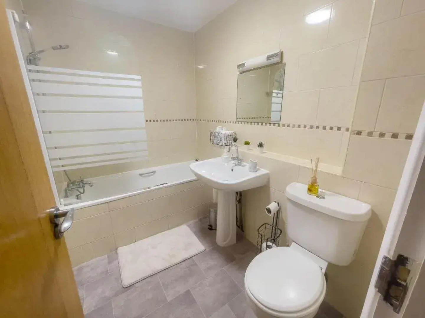 Spacious Contractor Flat for Large groups - Private Parking by Tailored Apartments