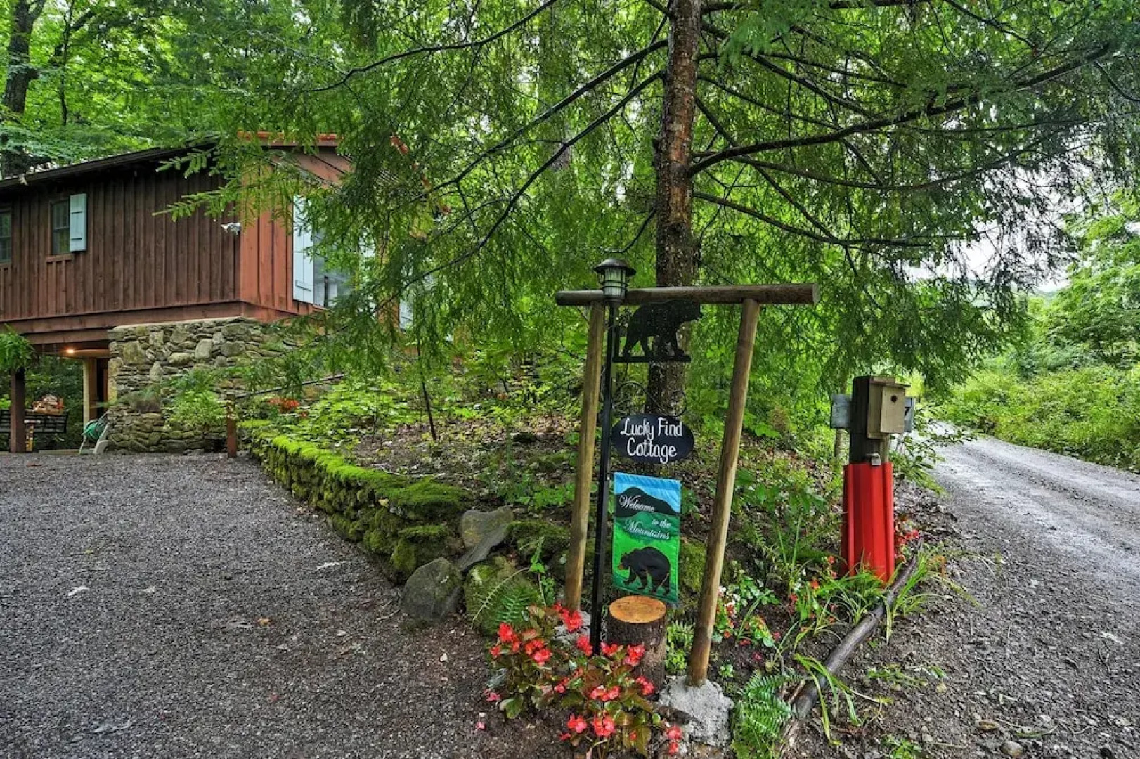 Serene Creekside Cottage Near Mount Pisgah!