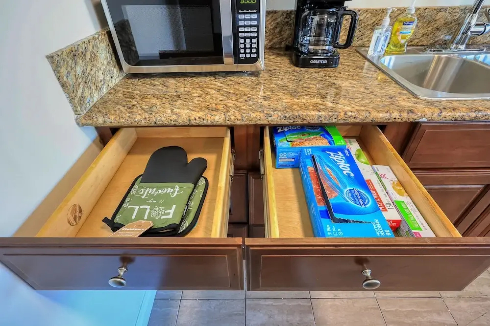 Sunny & Cheerful Near I-10 ~ Queen Beds ~ Parking