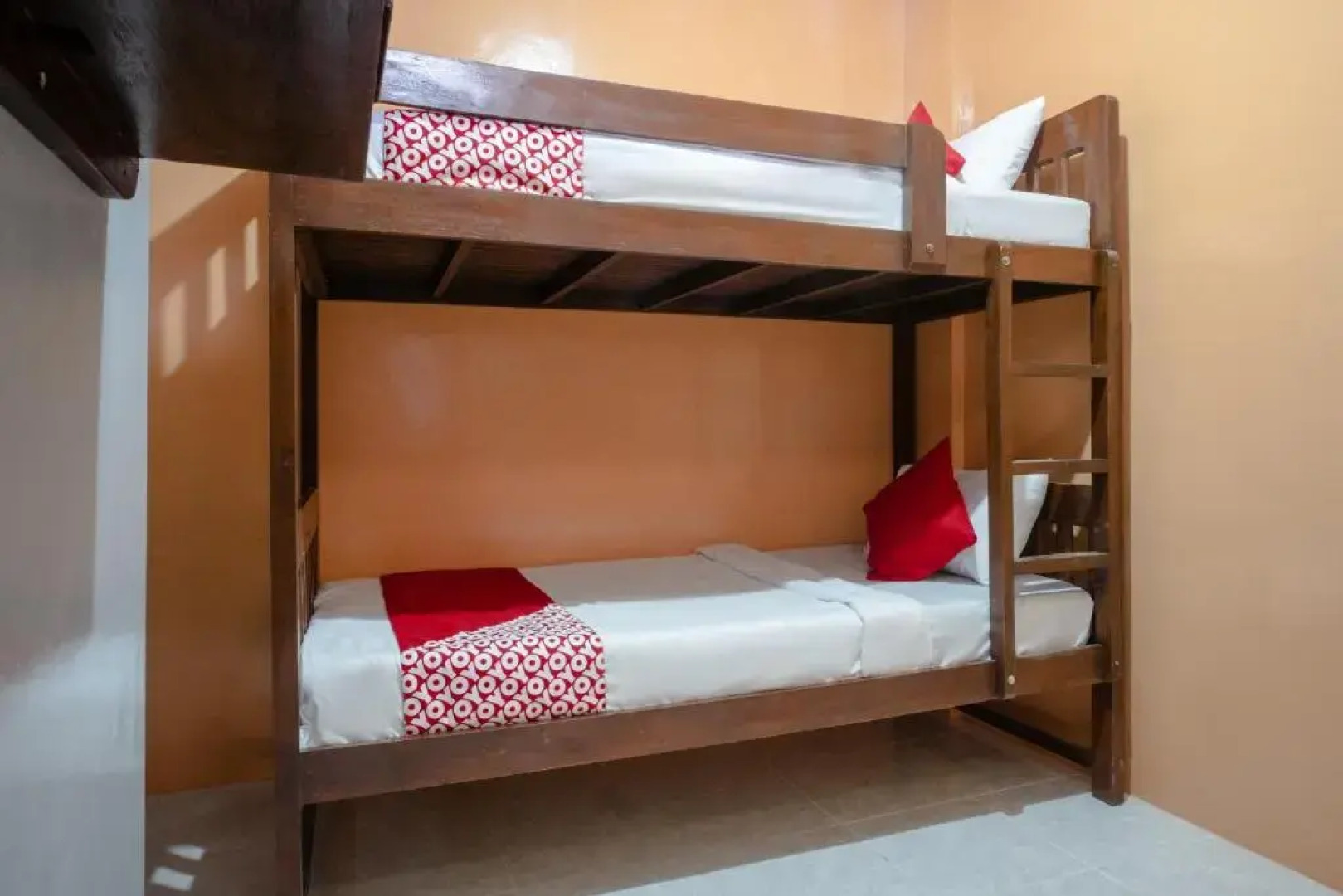 OYO 702 Queens Hometel