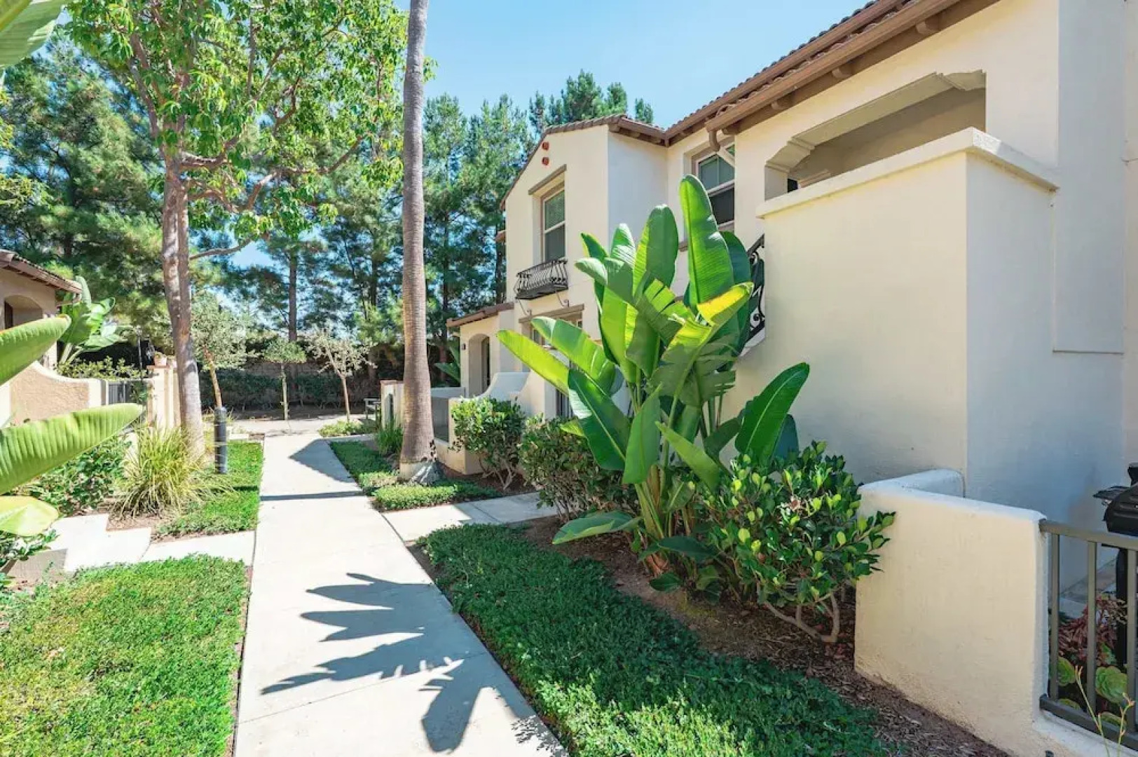 Private Entry Suite w Patio Bath Kitchenette