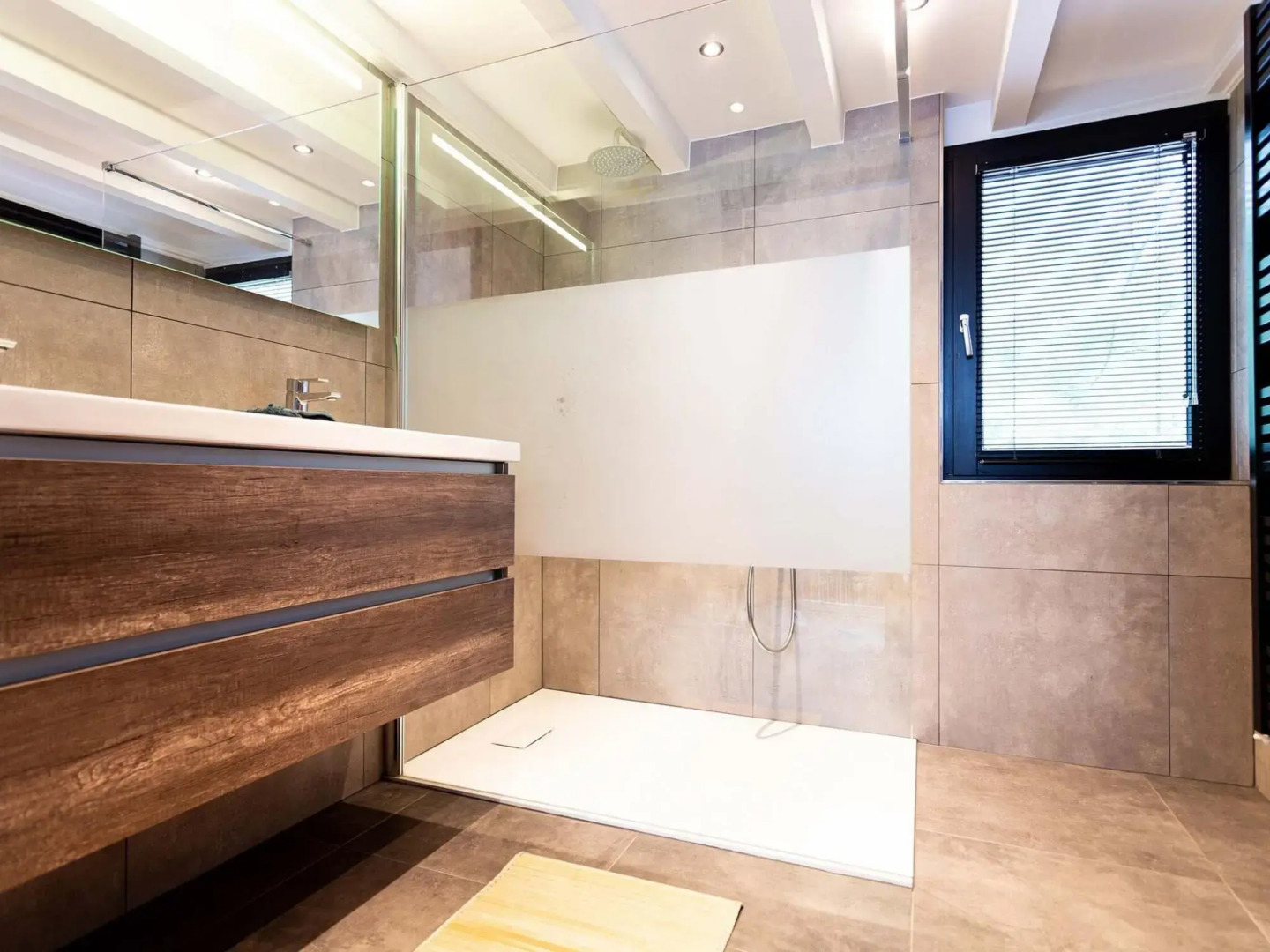 Holiday home with sauna and two hottubs, in a holiday park near the Veluwe