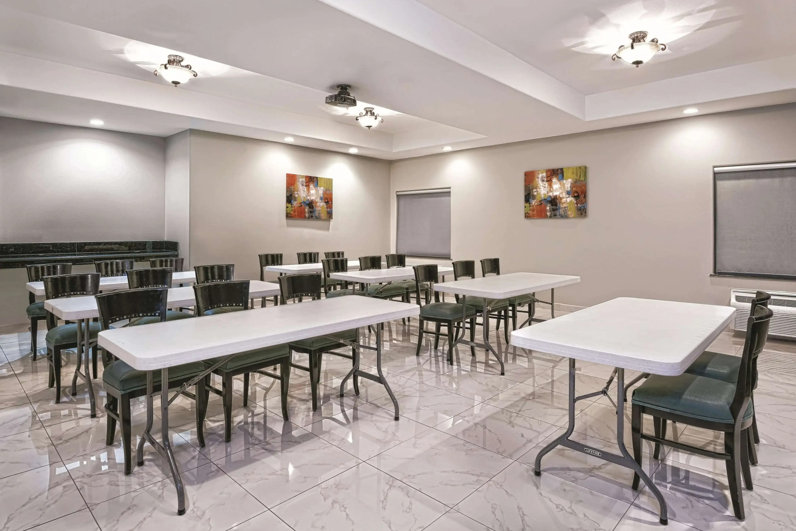 La Quinta Inn & Suites by Wyndham Mercedes Outlet Mall