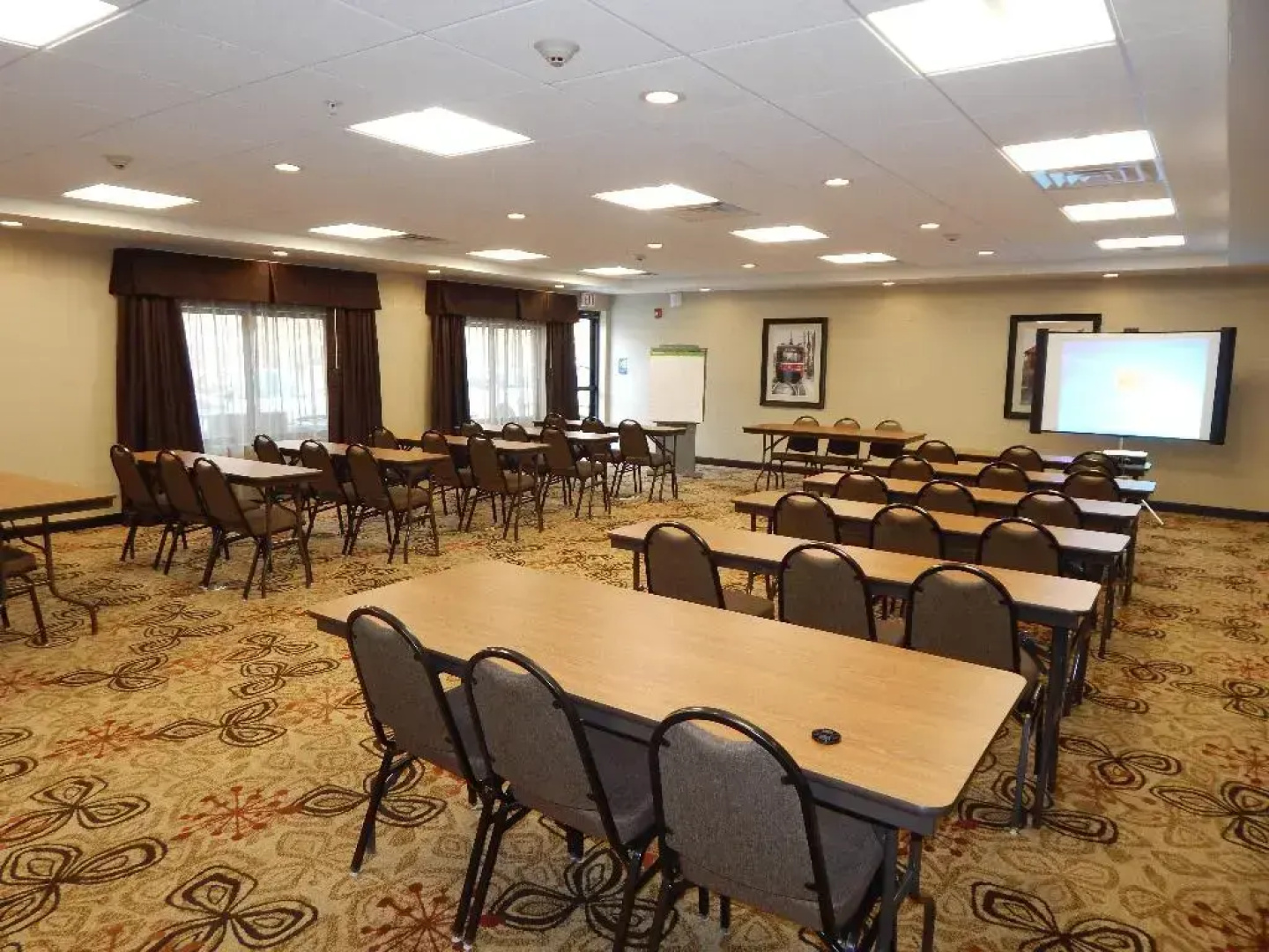 Holiday Inn Express & Suites Washington - Meadow Lands by IHG