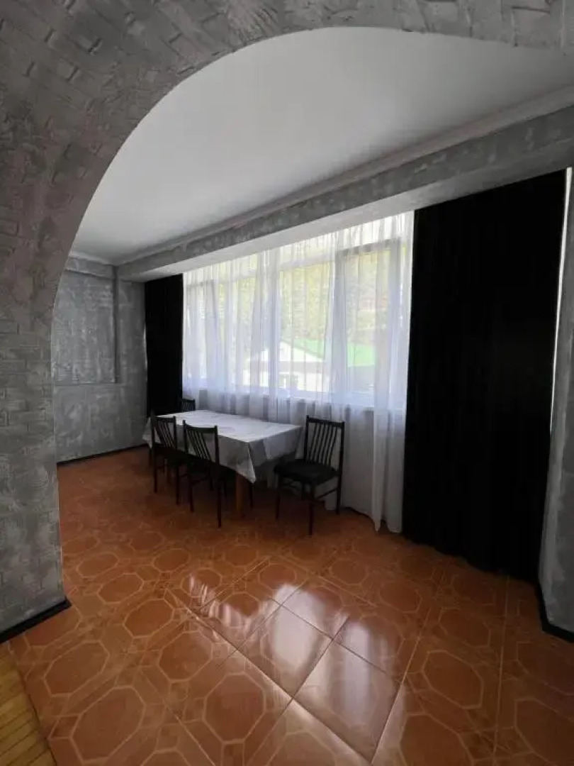 2-x комнатные апартаменты в центре Гагры, 1-я линия