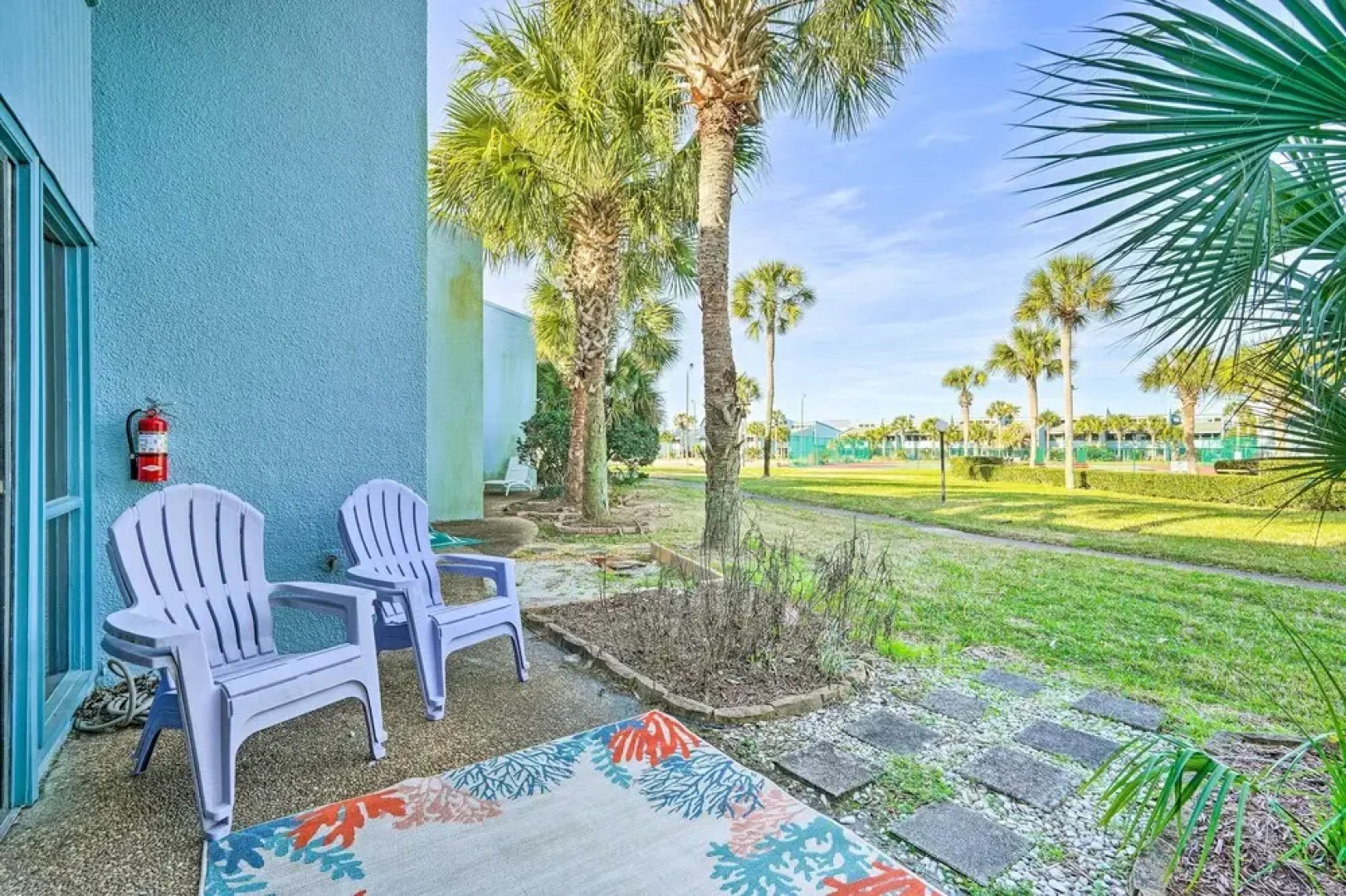 PCB Escape w/ Pool & Beach Access, Beach Chairs!