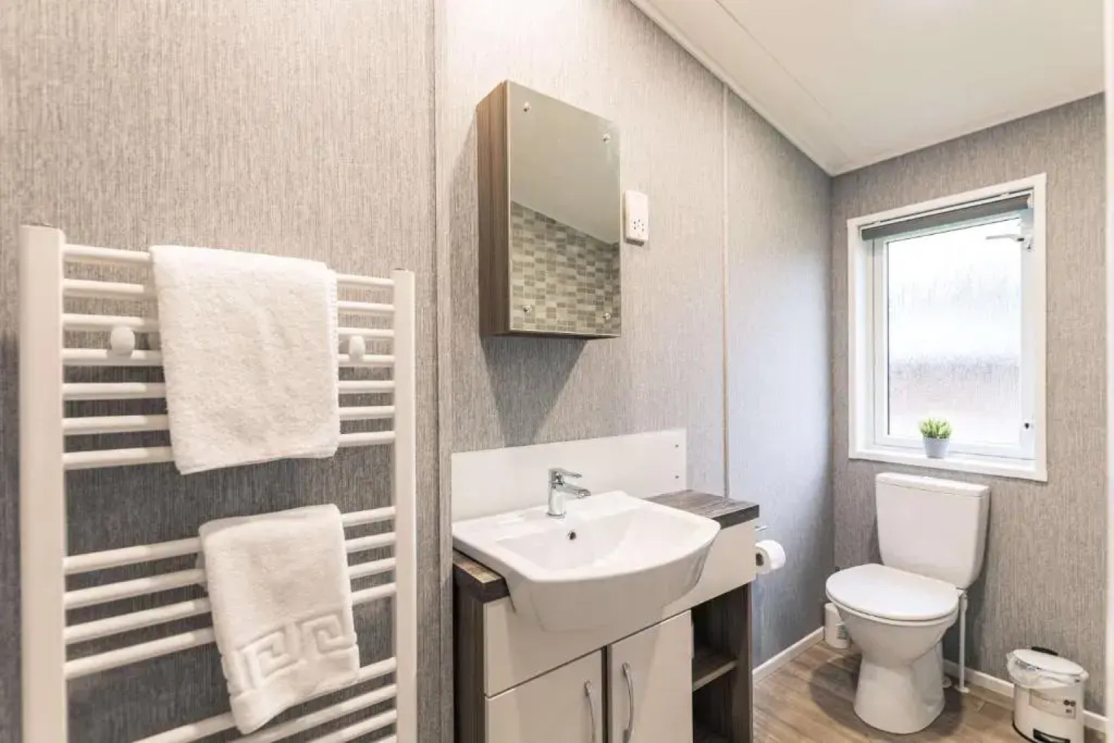 Moore Lodge with Hot Tub