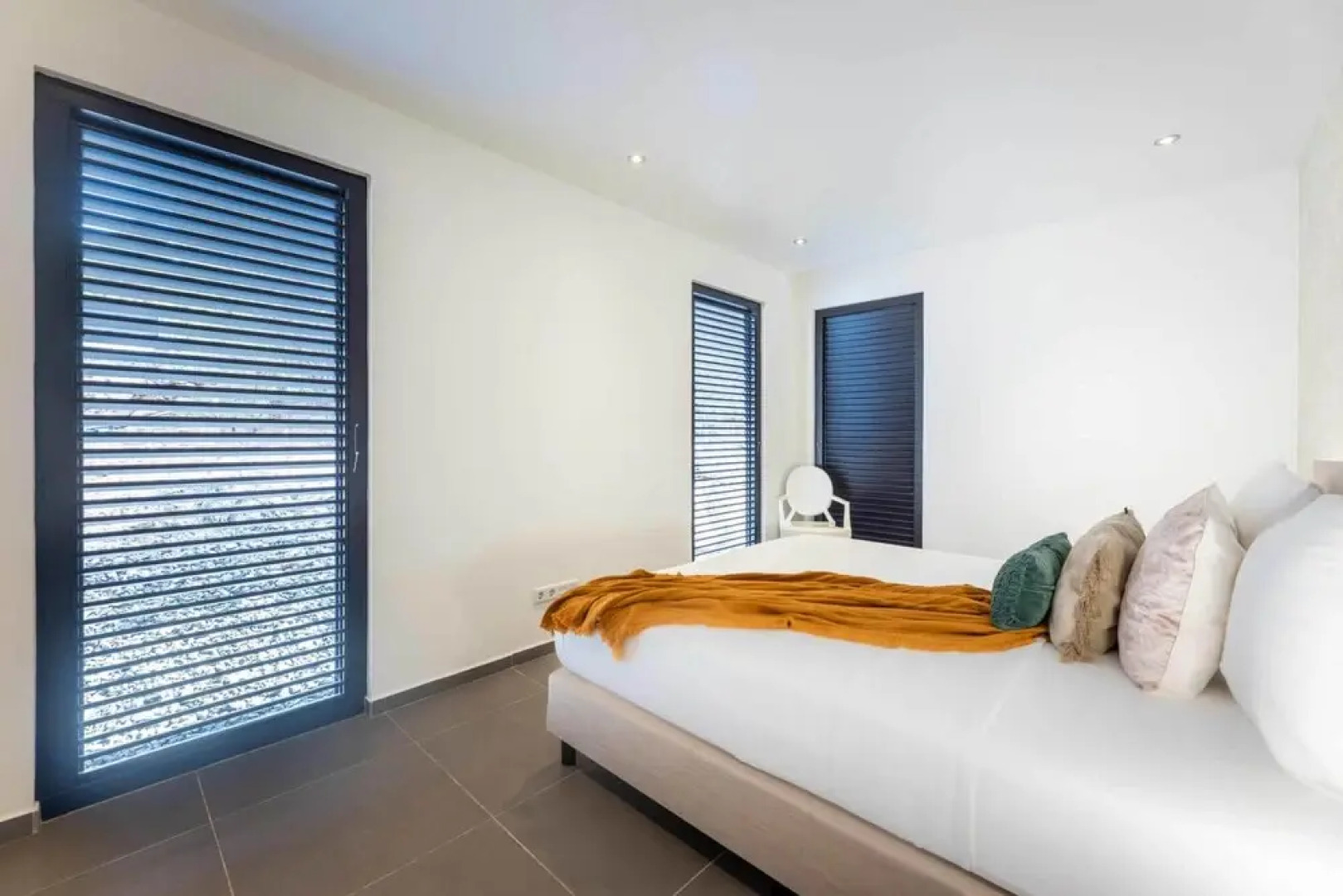 Modern Vibrant Villa With Terrace Private Pool