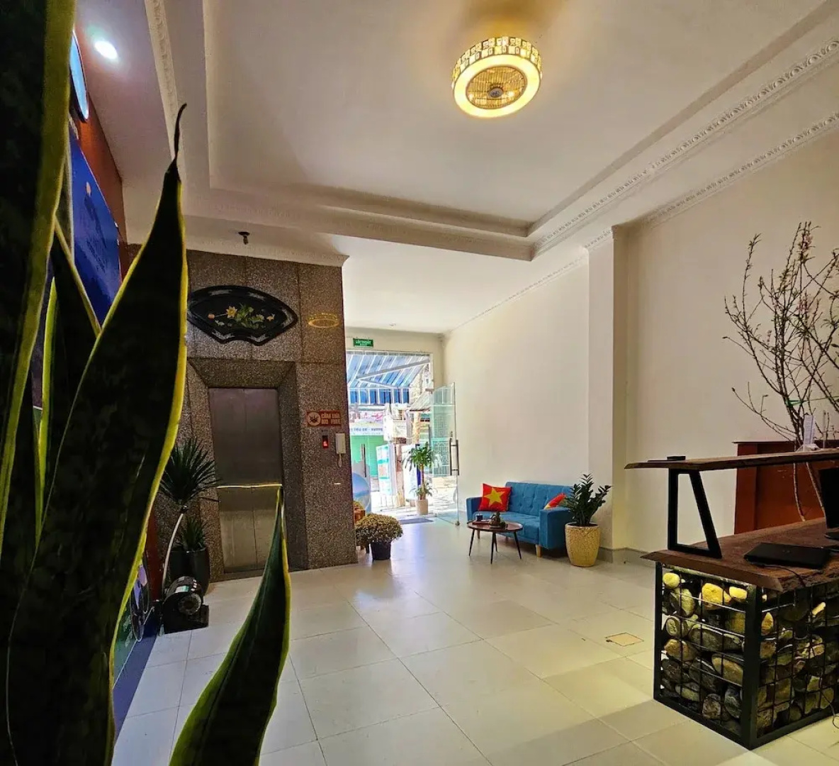 Frontier Hostel & Tours