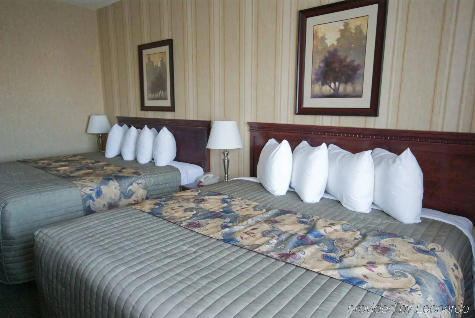 Redwood Inn & Suites - Grande Prairie