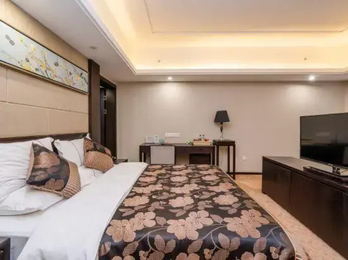 Hometown Lotus Hotel