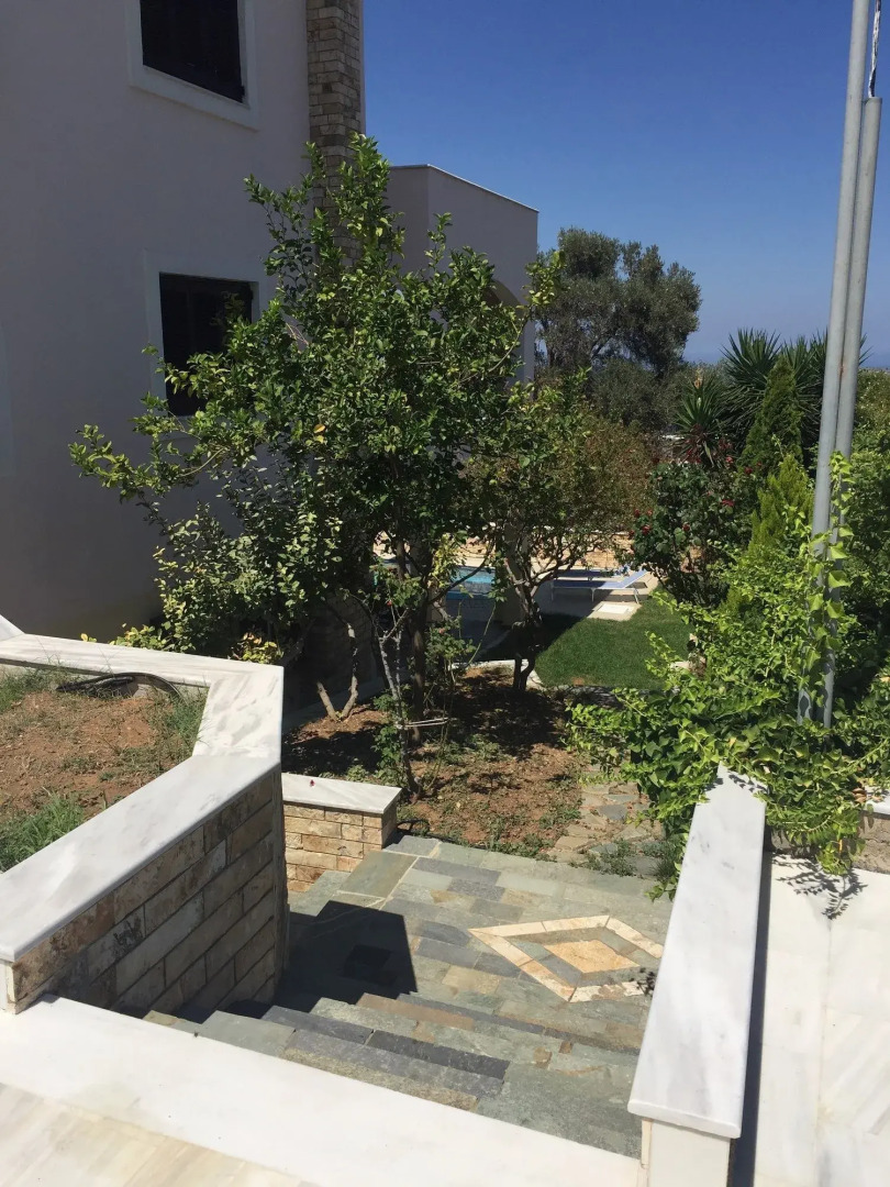 Dim Art Traditional Villa