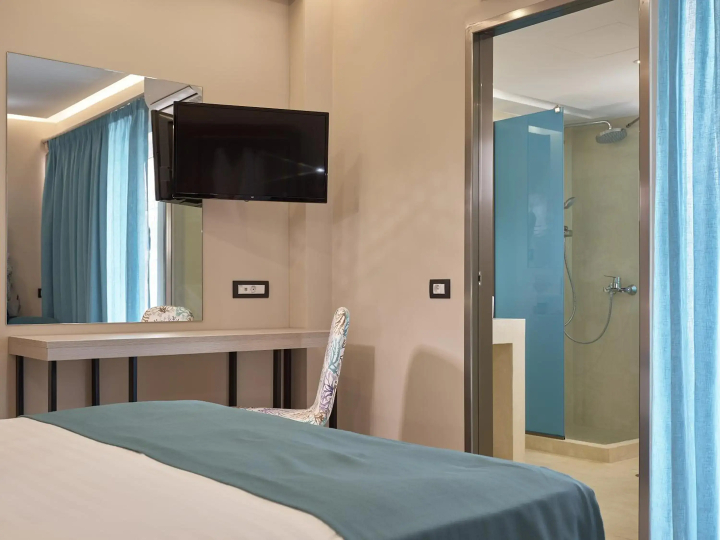 Koukounaria Hotel & Suites