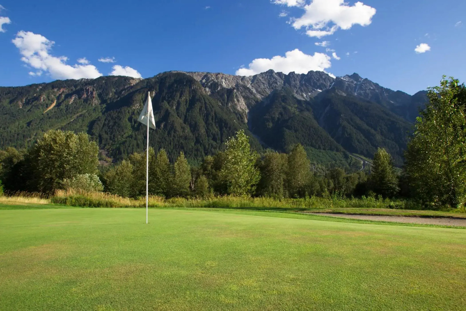 Pemberton Valley 1 bedroom unit WIFI cable TV free parking walk to Village