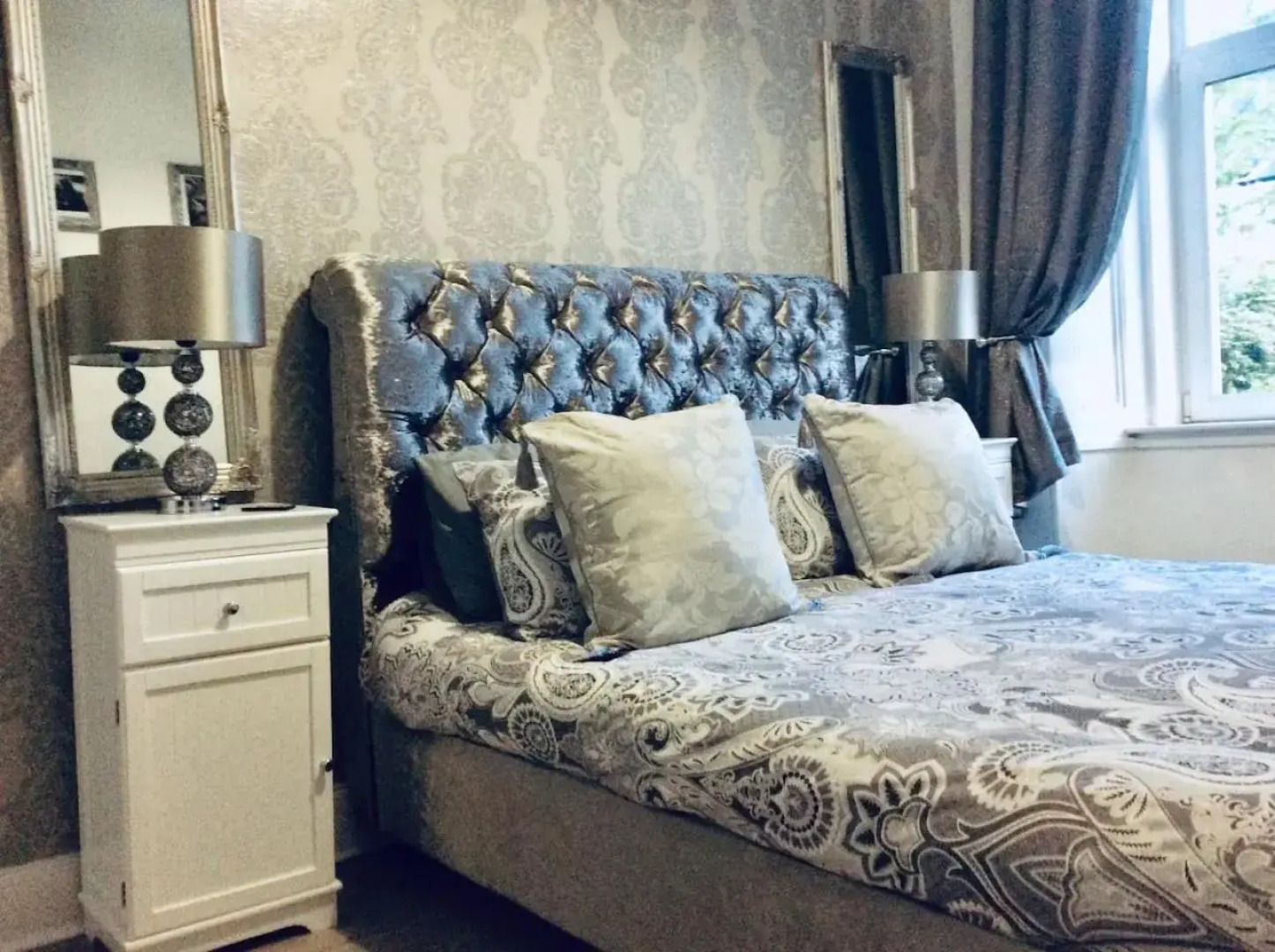 The Lion'S Den On Royal Street