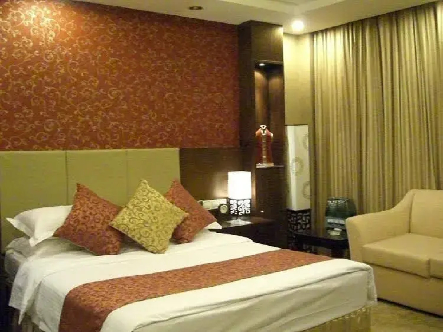 Red Crowned Crane Hotel