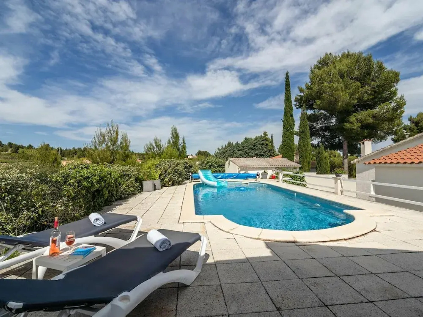 Alluring Villa in Pouzols-minervois With Jacuzzi