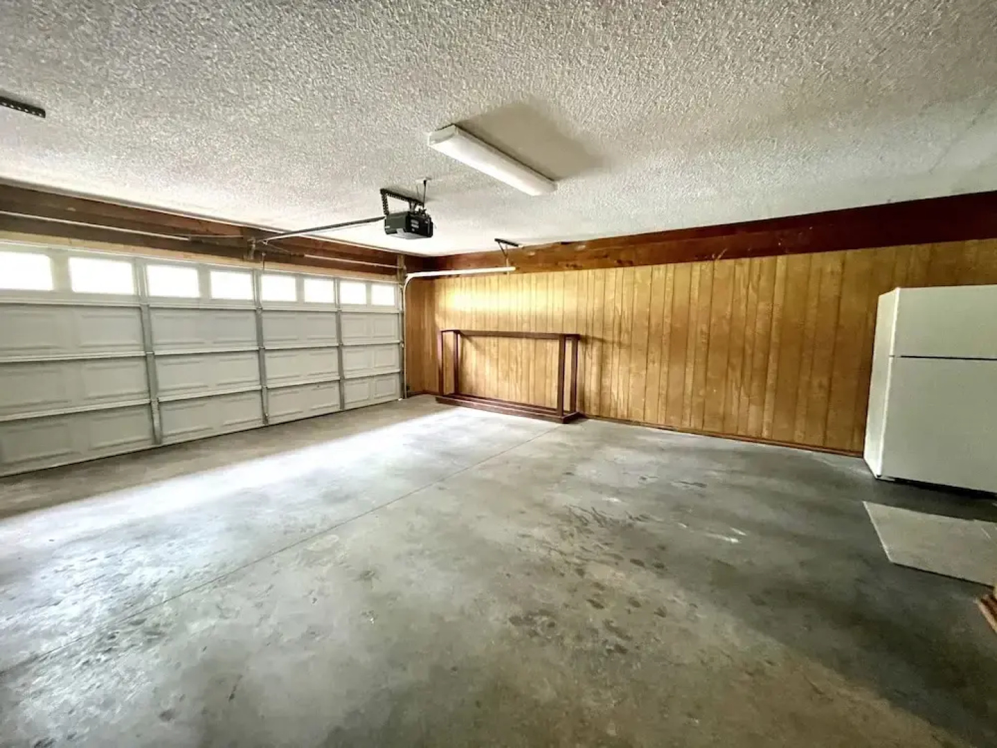80BPD, Four bedroom, two 1/2 bath log-sided condo with lake view , garage by RedAwning