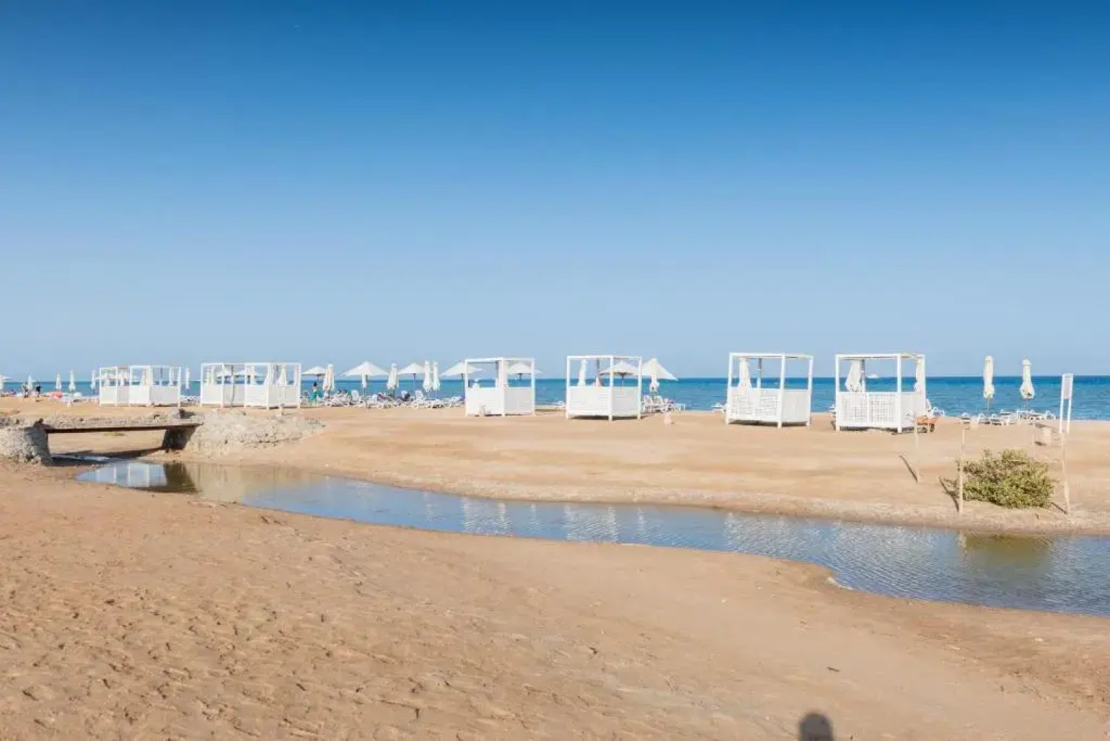 Jazzy 1BDR w Outdoor Pool View Terrace Free Pool & Beach Access