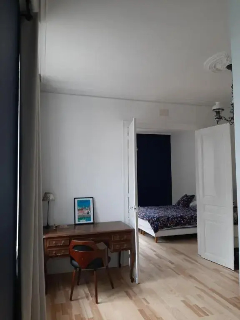 La chambre de maître du boulevard Thiers, entrée et terrasse privatives