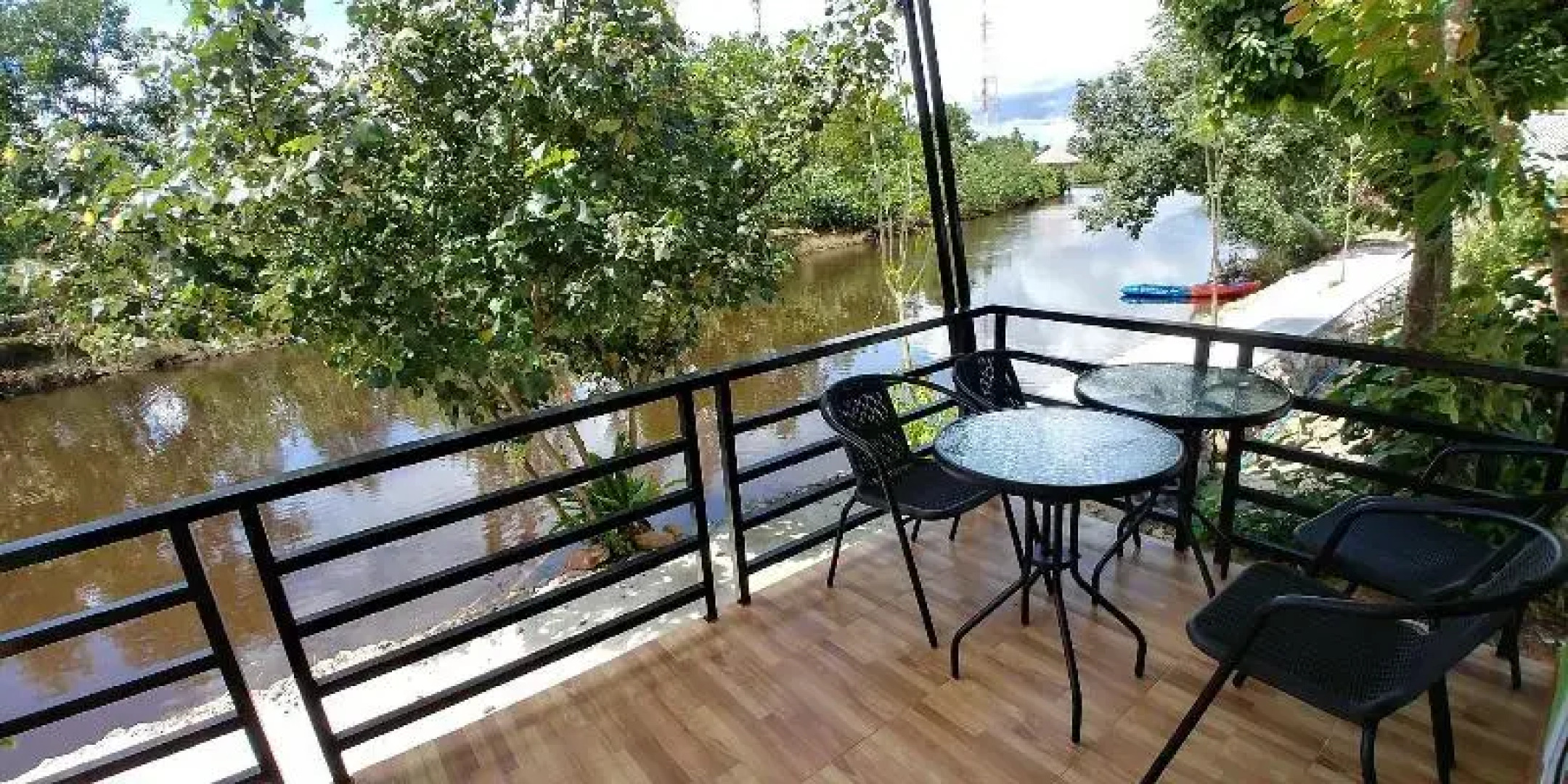 Thipburee Riverside Hotel