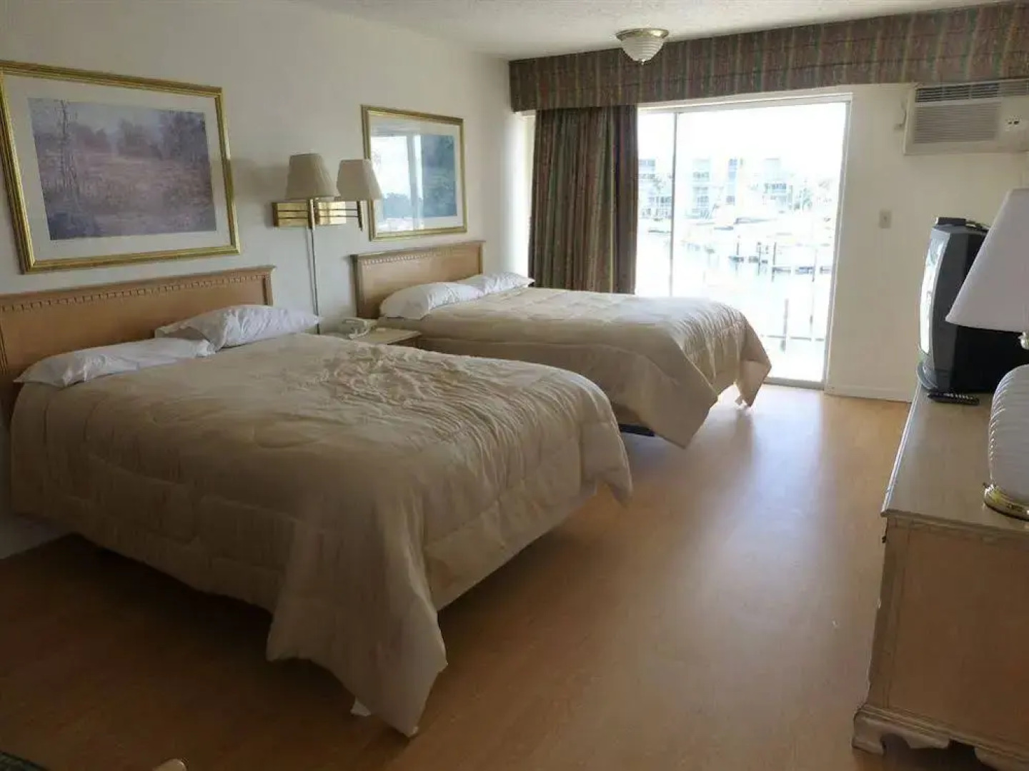 Camelot Waterfront Inn