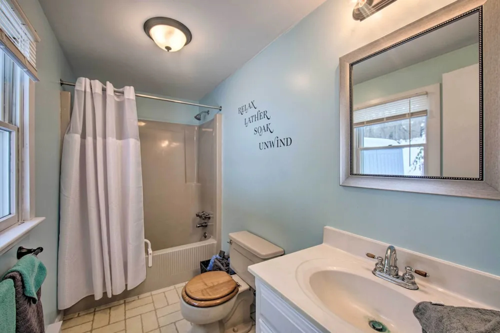 Idyllic Manor Farm Cottage: 3 Mi to Chambers Lake!