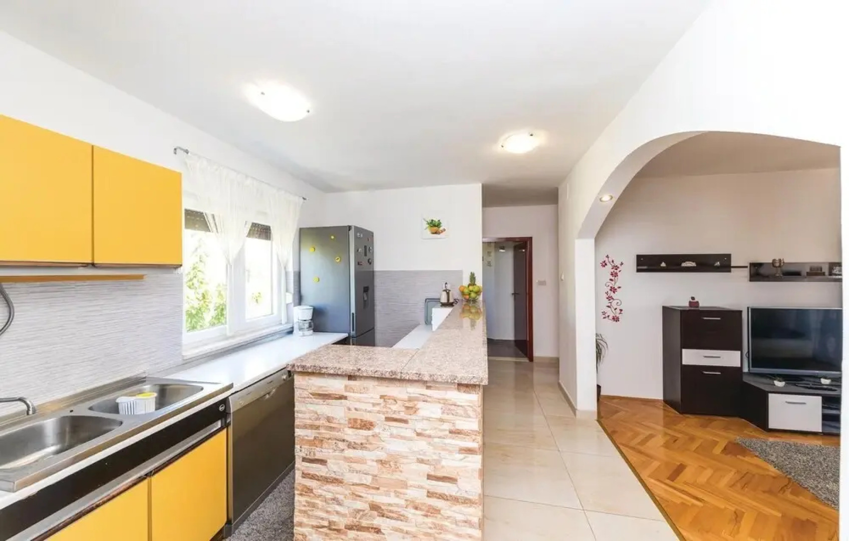 Stunning Home in Kastel Stari With Wifi, 6 Bedrooms and Jacuzzi