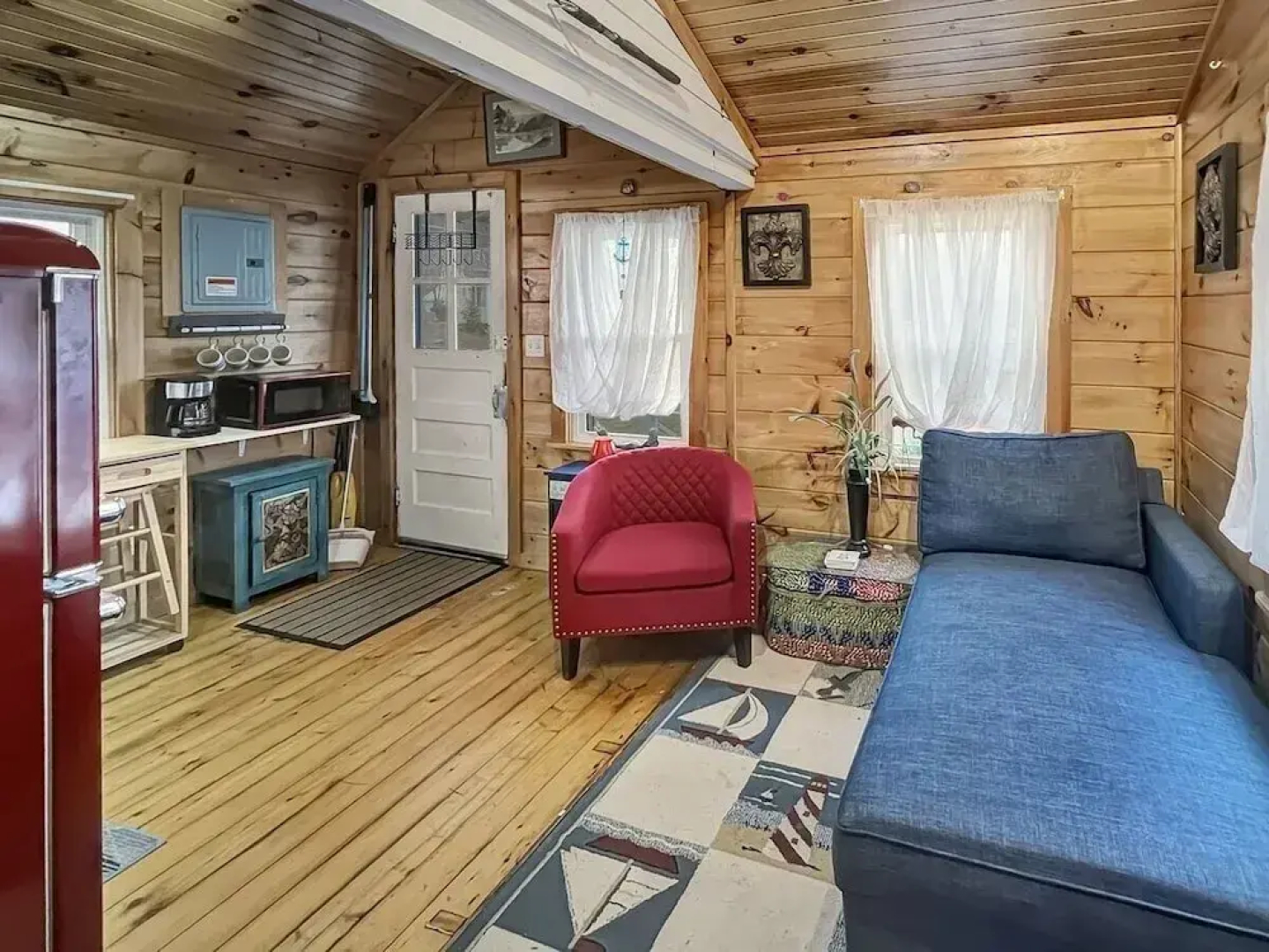 Captain's Quarters, Close To Downtown Ogunquit 1 Bedroom Cottage by RedAwning