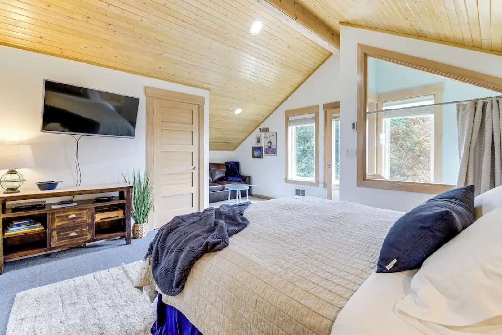 Steps to Beach: Home w/ Hot Tub in Oak Harbor!