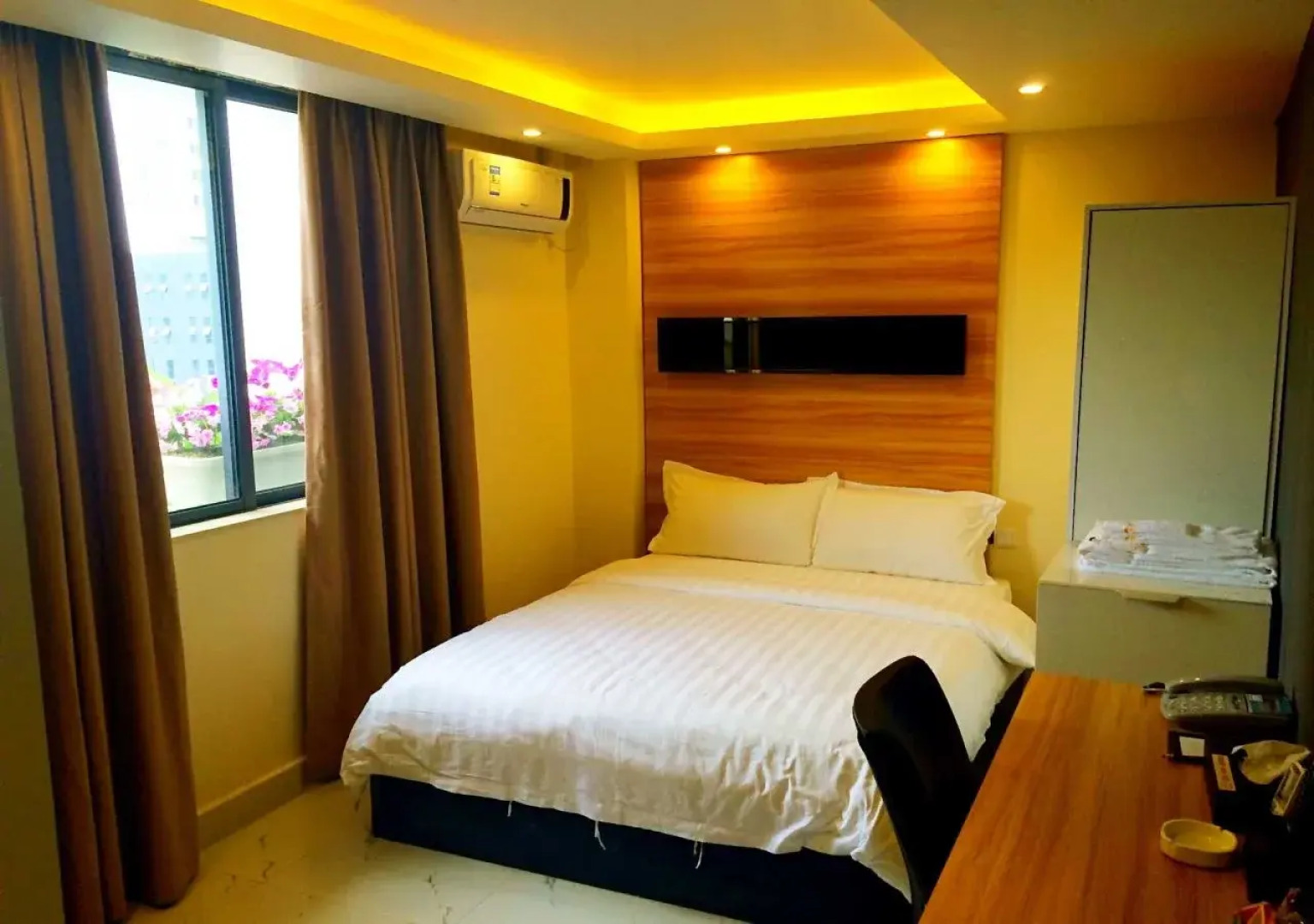 Lizhou Hotel (Gongbei Port Light Rail Station)