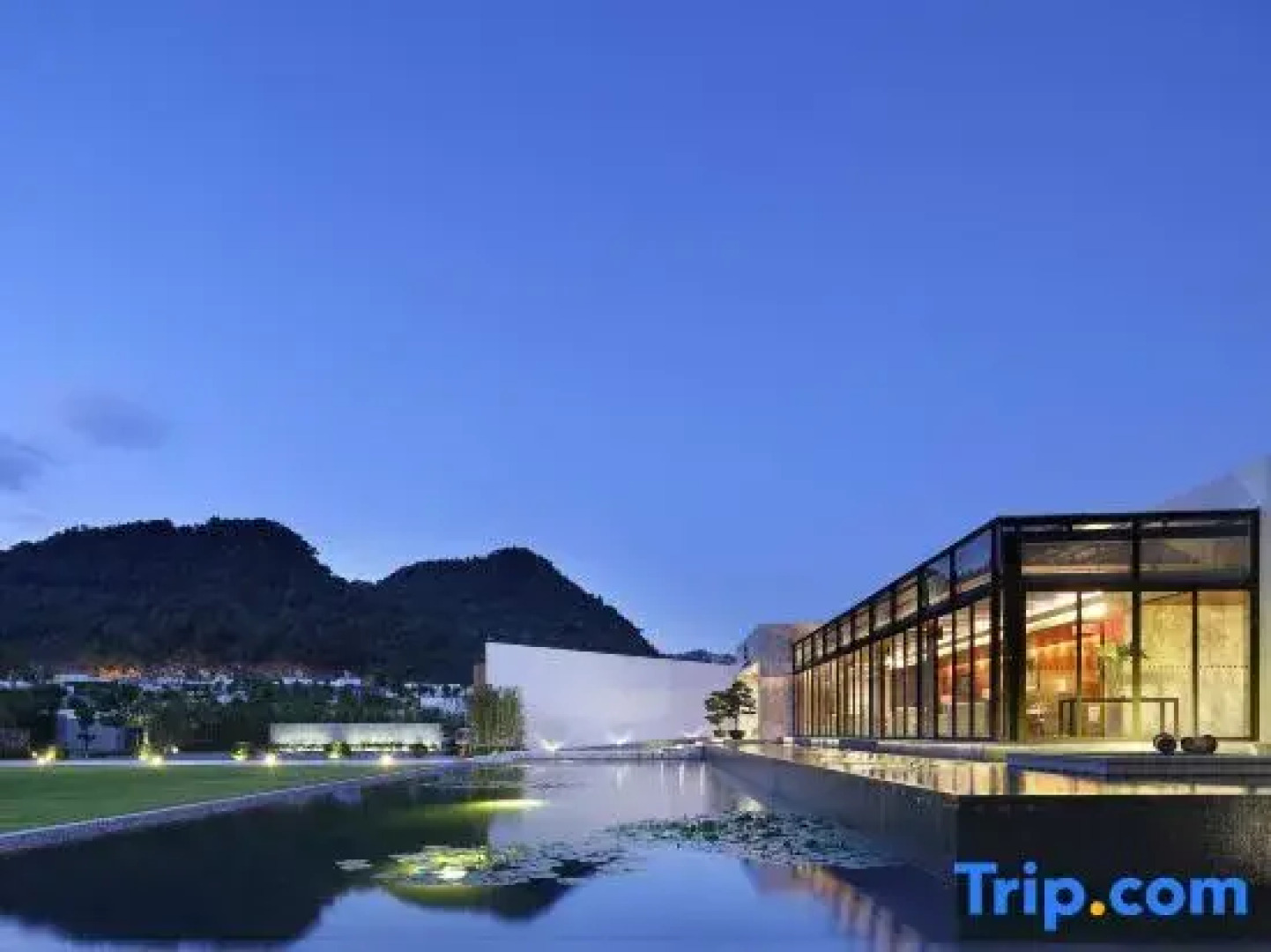 Yingde Jiqingli Yifeng Lu Hot Spring Resort Hotel