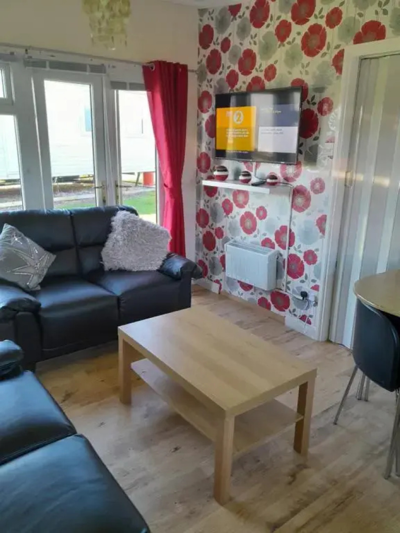 2 Bed-sleeps 4-pets-parking-5 Min to Beach