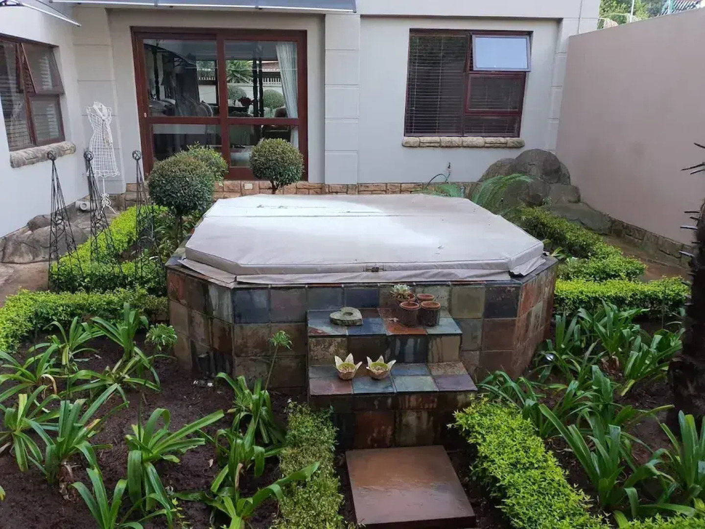 Or Tambo Airport Holiday Home