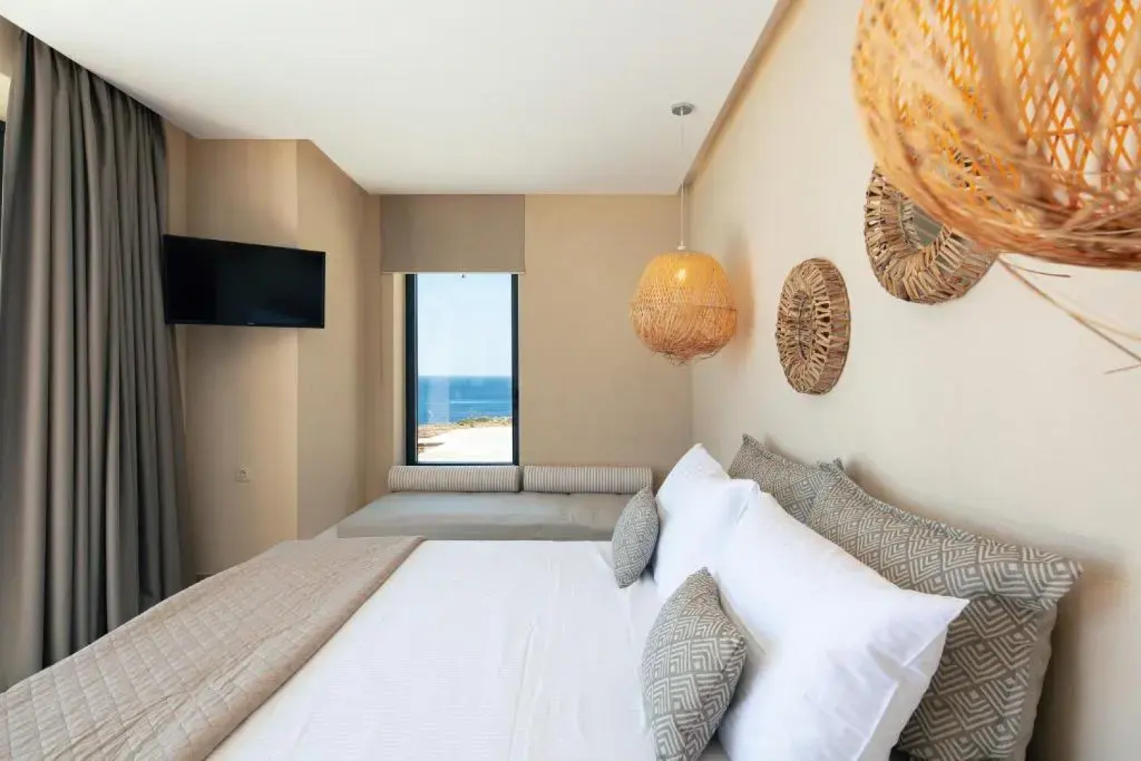 Seafront luxury villa with infinity pool & devine views!