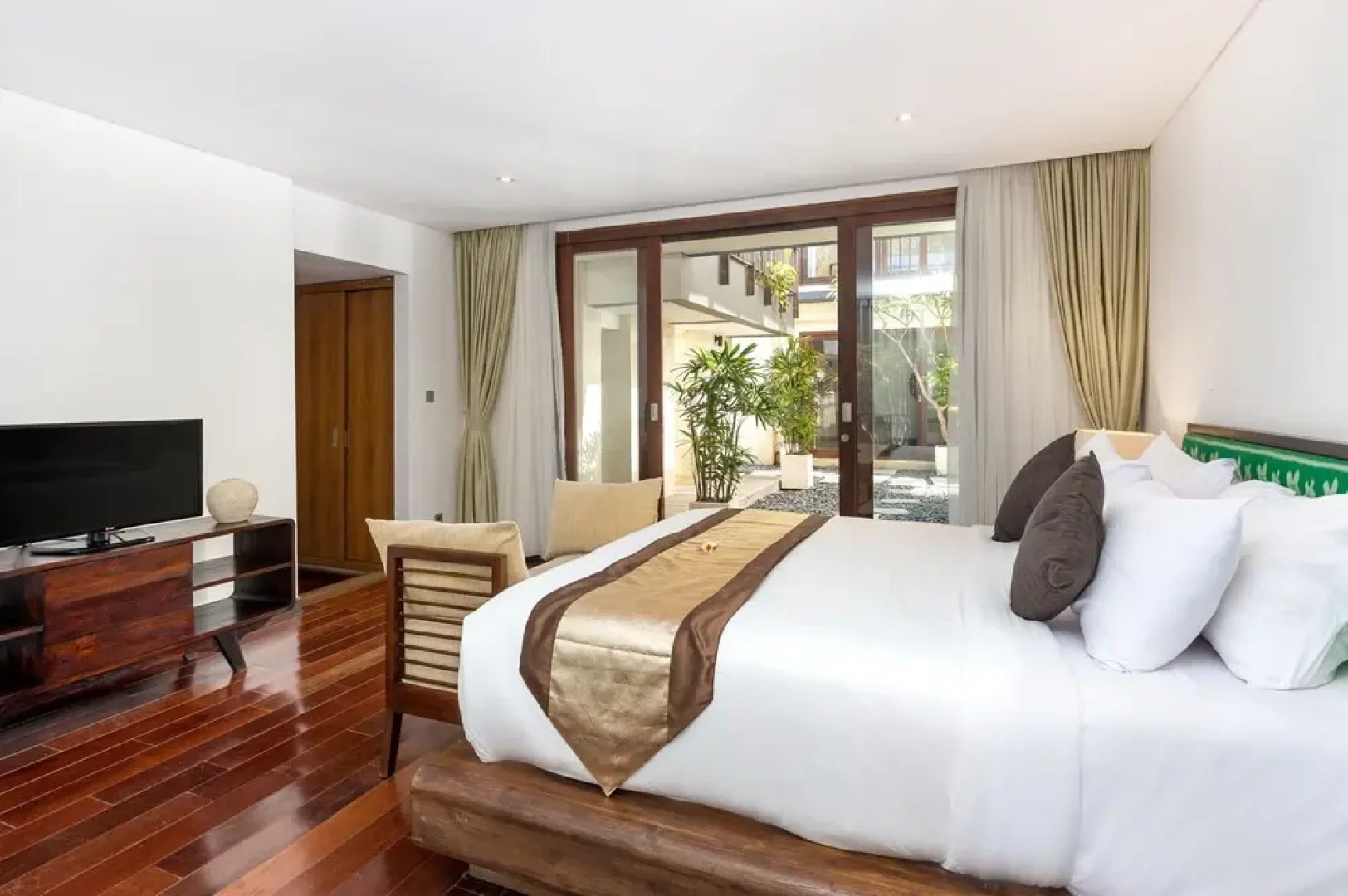 Wonderful Oceanfront 3 Br Villa in Seminyak